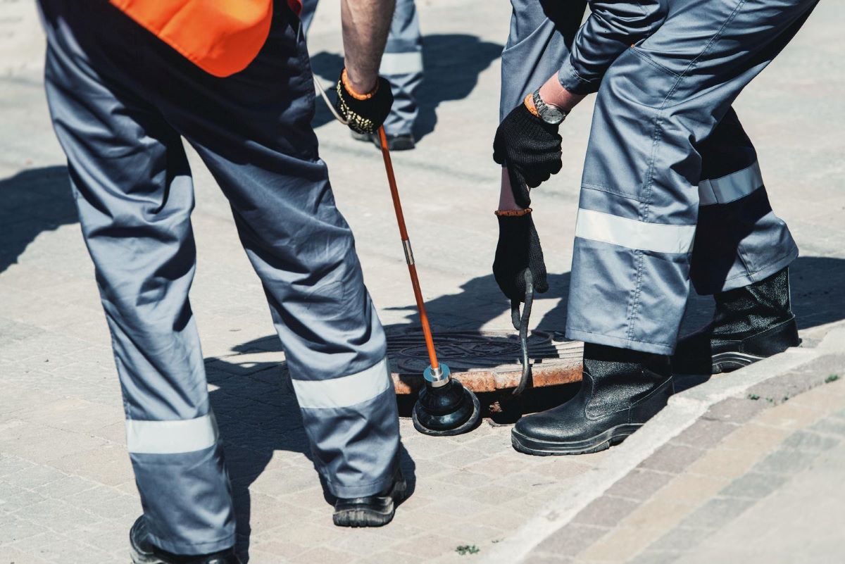 emergency plumbers fixing drainage system